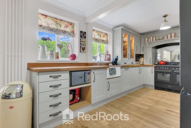 4 bed Detached for sale Image 7