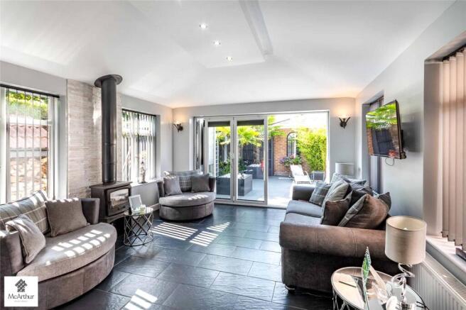 5 bed Detached for sale Image 7