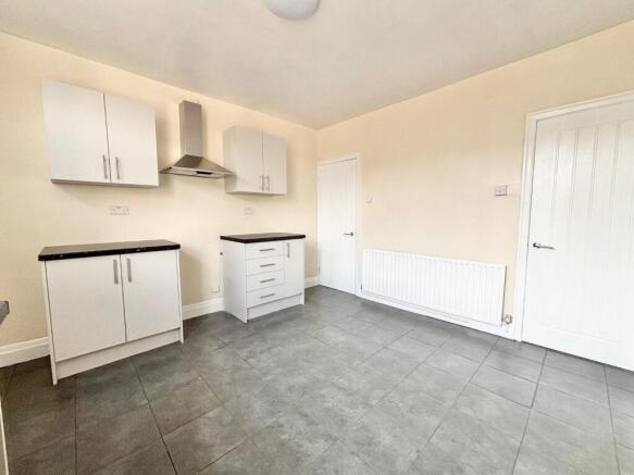 2 bed End of Terrace to rent Image 4
