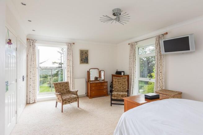 5 bed Detached for sale Image 11