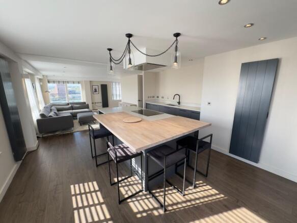2 bed Penthouse to rent Image 4