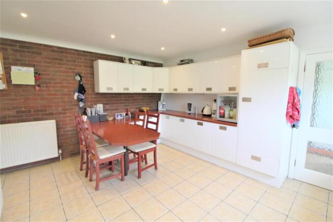 KITCHEN/BREAKFAST ROOM