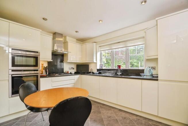 4 bed Detached for sale Image 8