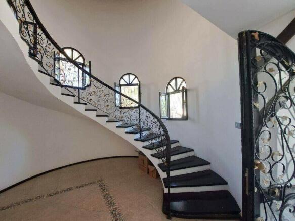 Sweeping staircase