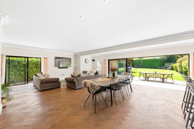 6 bed Detached for sale Image 8