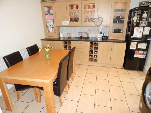 KITCHEN/DINING ROOM