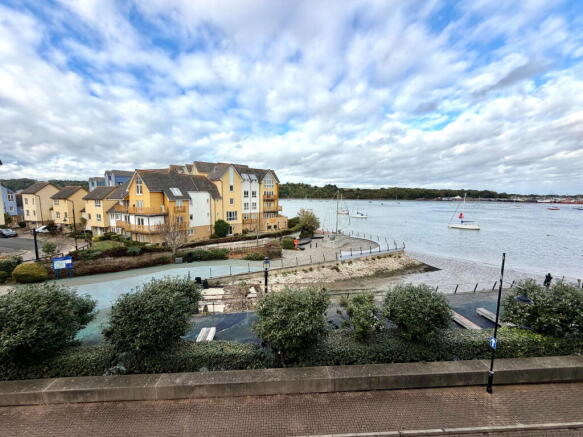 A Spacious Apartment - Open Plan Living - River Views & Secure Parking - Phalarope Way photo 4
