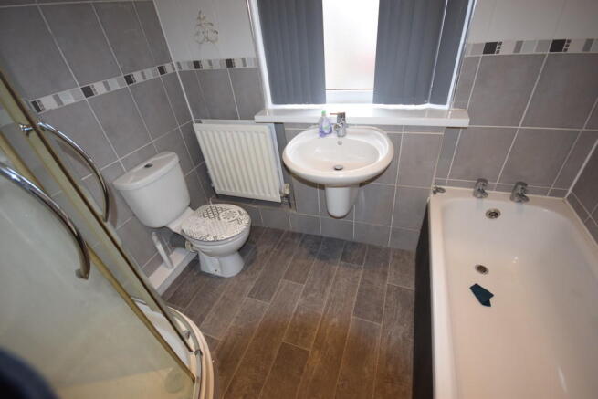FAMILY BATHROOM/S...