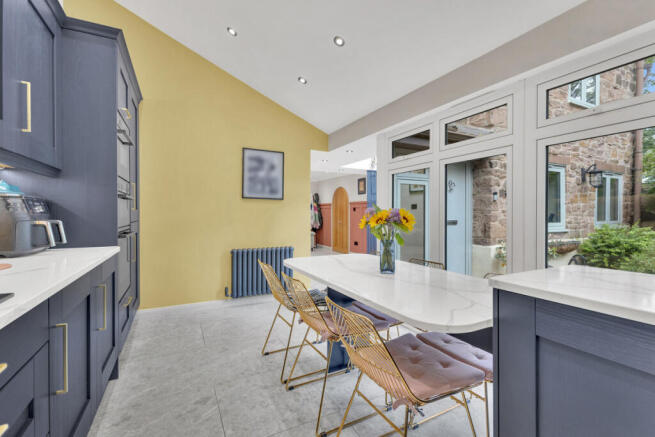 5 bed Detached for sale Image 8