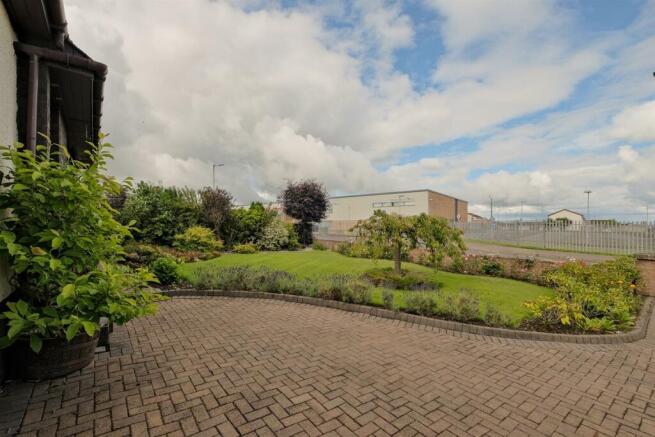 70 Belstane Rd, Carluke ML8 4BG-7.jpg