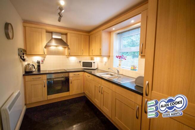 MODERN FITTED KITCHEN