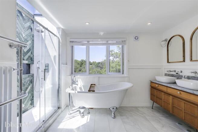 27 Bathroom 1.jpg