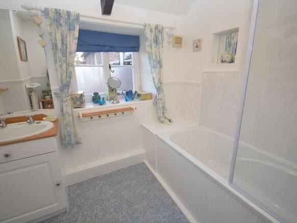 BATHROOM 3.JPG