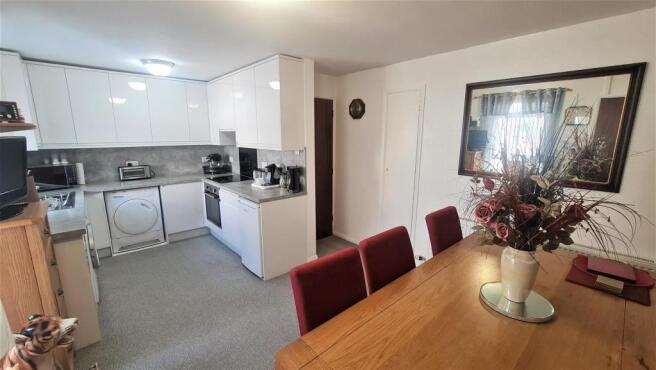 KITCHEN/DINING ROOM