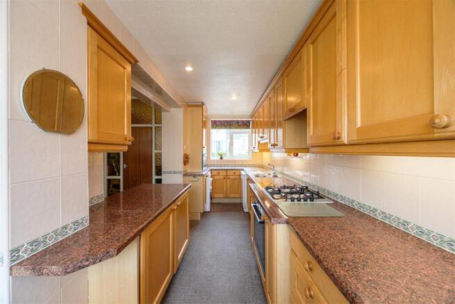 5 bed Detached for sale Image 6