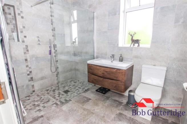 LUXURY FULLY TILED EN-SUITE SHOWER ROOM