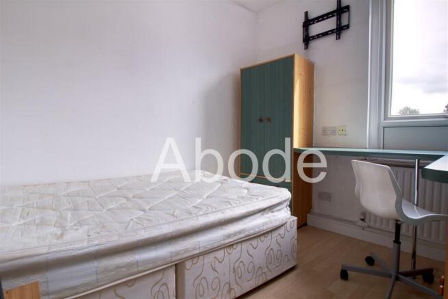 4 bed House to rent Image 5