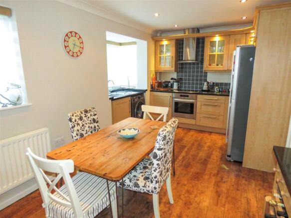 KITCHEN / DINING ROOM