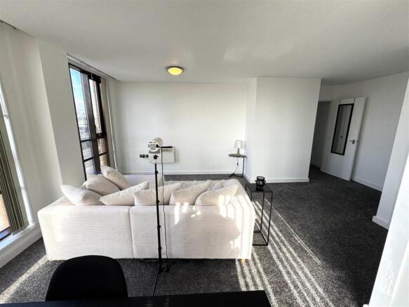 Living room pic 3.jpg
