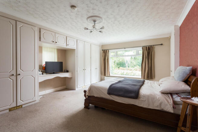 5 bed Bungalow for sale Image 8
