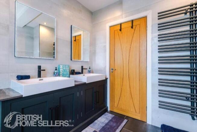 5 bed Semi-Detached for sale Image 12