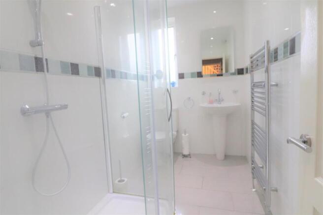 EN-SUITE SHOWER ROOM