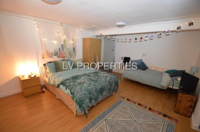 6 bed Terraced to rent Image 5