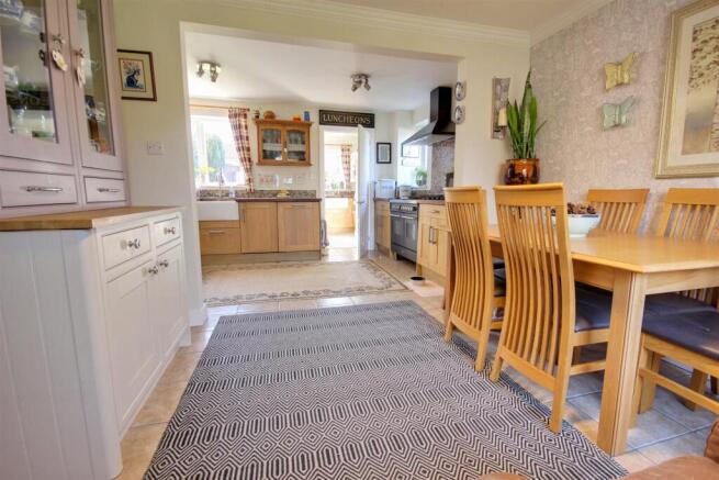 4 bed Detached for sale Image 12