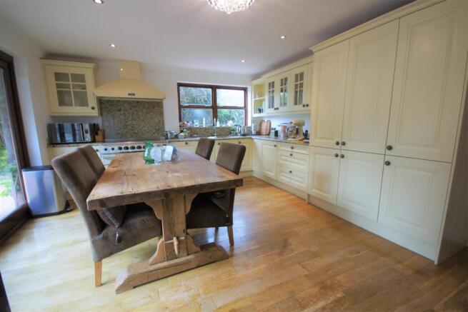 4 bed Detached for sale Image 4