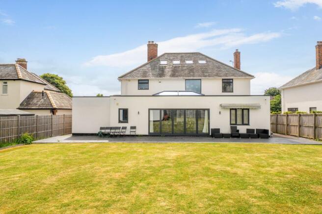 5 bed Detached for sale Image 8