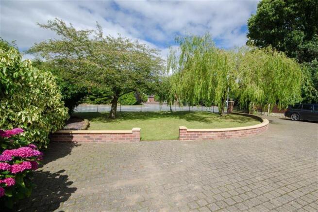 FRONT GARDEN