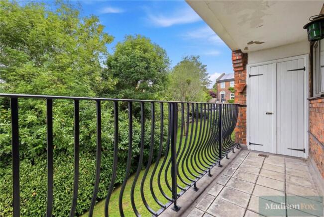 The Heights, Loughton, Essex, IG10 photo 4