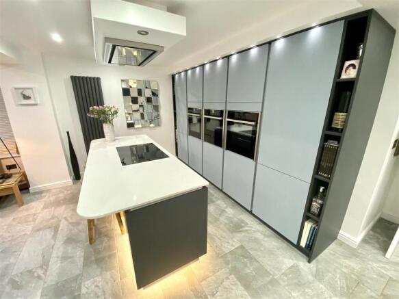 KITCHEN/CONSERVATORY/FAMILY ROOM