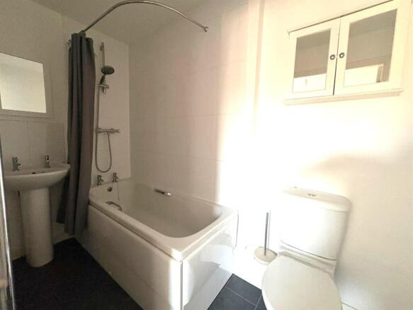 2 bed Apartment to rent Image 9