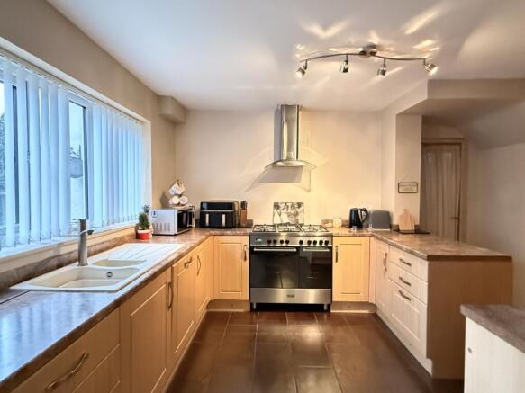 4 bed Semi-Detached for sale Image 6
