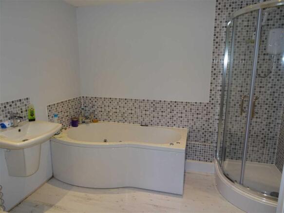 EN-SUITE BATHROOM