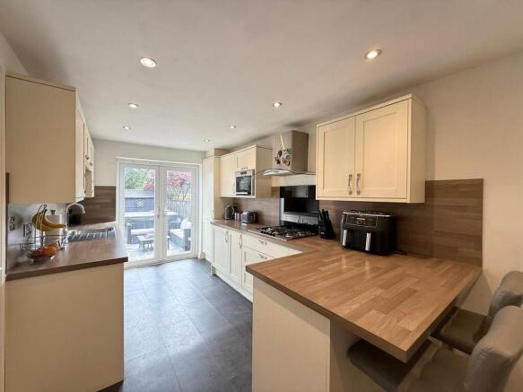5 bed Semi-Detached for sale Image 6