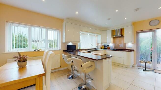 KITCHEN/DINING ROOM