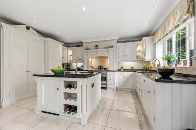 5 bed Detached for sale Image 9