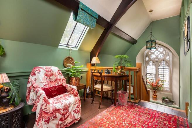FIRST FLOOR LANDING