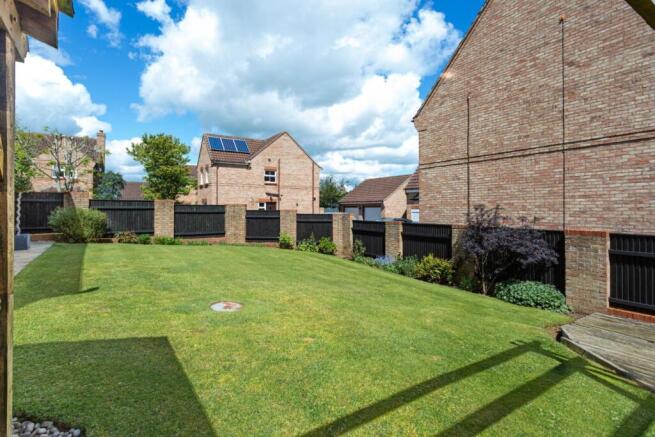 5 bed Detached for sale Image 7