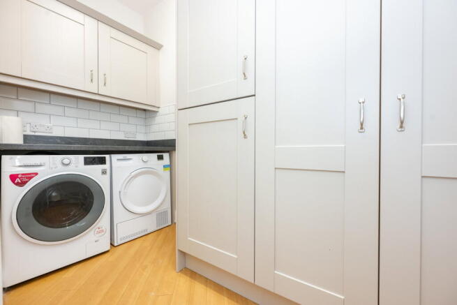 5 bed Detached for sale Image 8