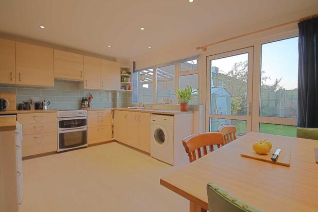 KITCHEN/DINING ROOM