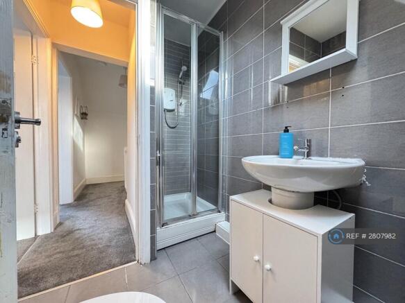 5 bed Semi-Detached to rent Image 11