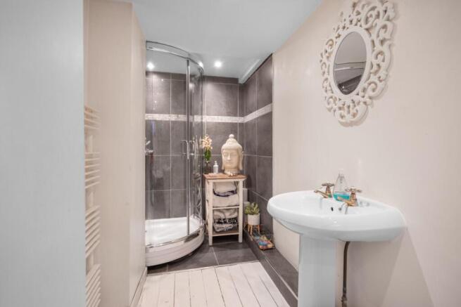 3 bed Apartment for sale Image 6