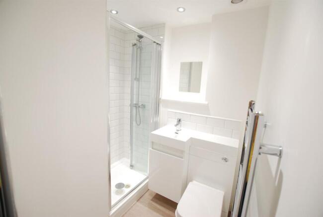 5 bed Town House to rent Image 5