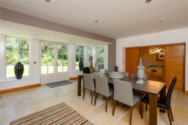 5 bed Detached for sale Image 9