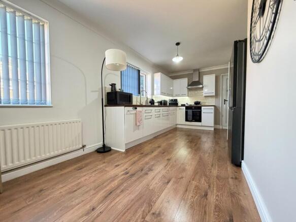 3 bed Semi-Detached for sale Image 8