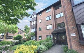 4, 75 Azalea Court, Whytecliffe Road South, Purley CR8 2AX