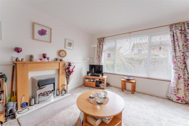 8 Dickenson's Grove Congresbury, Bristol BS49 5HQ-